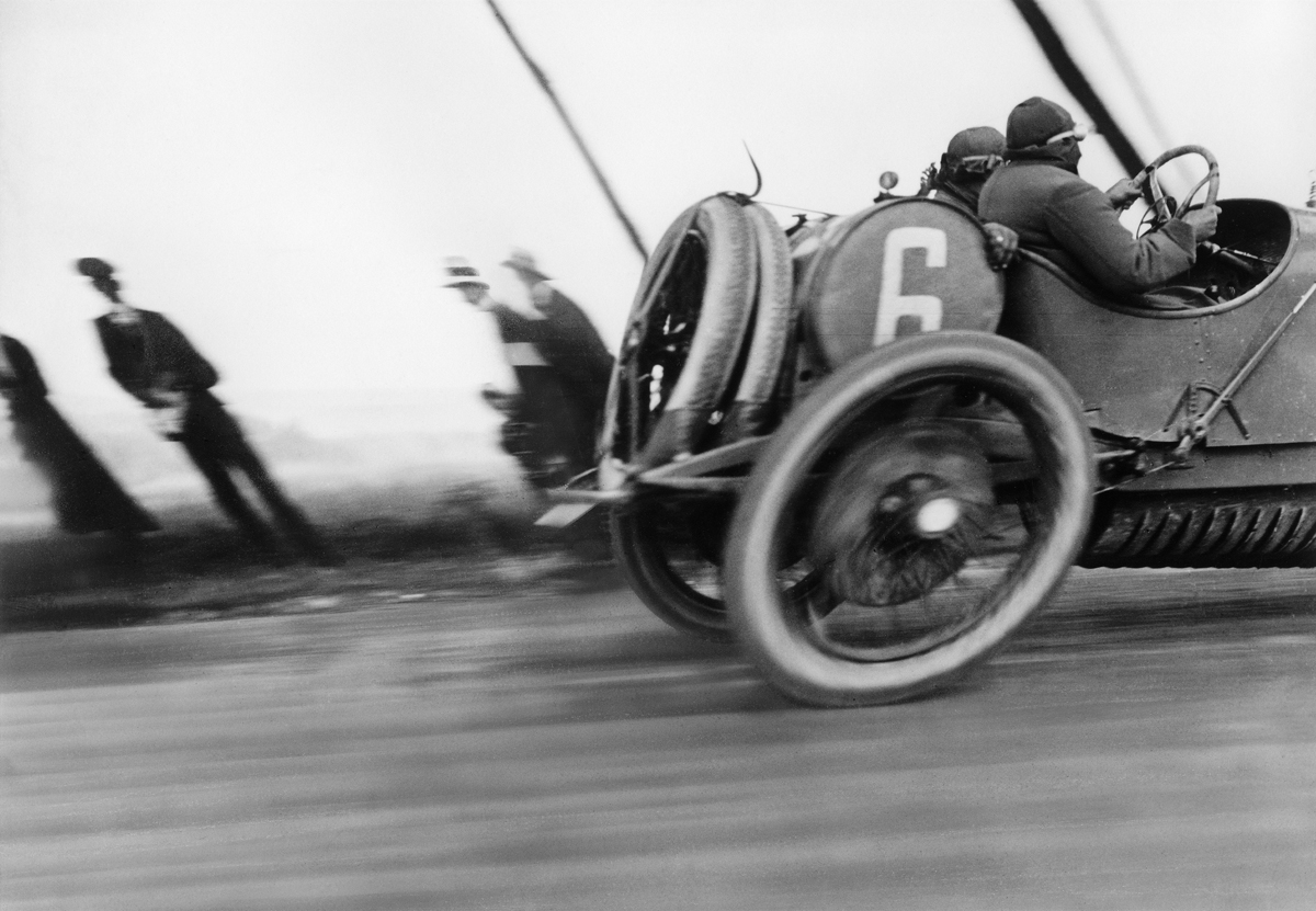 Jacques Henri Lartigue, Grand Prix de l’ACF, automobile Delage, Circuit de Dieppe, 26 juin 1912. Tirage gélatino argentique © Ministère de la culture - France / AAJHL 