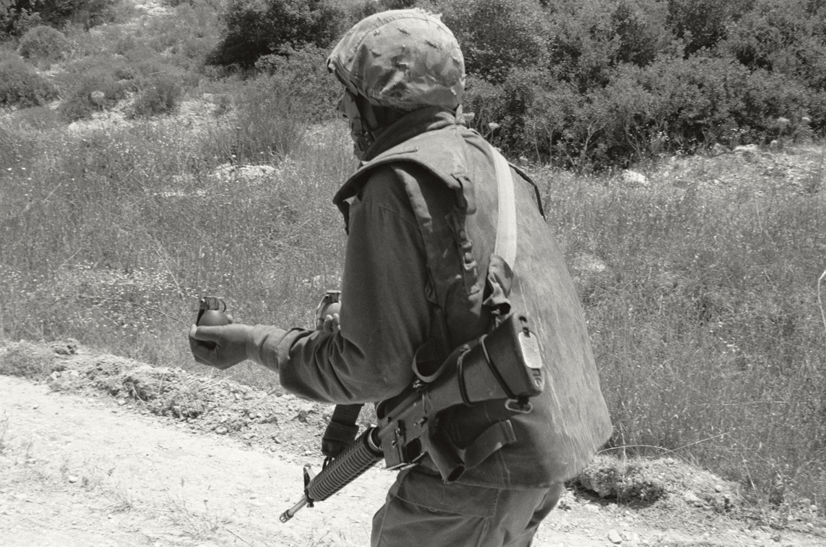 Ahlam Shibli, Sans titre (Trackers n° 8), Lakhich Army Base, Beit Gubrin, Israël / Palestine, 2005, tirage gélatino-argentique, 37 x 55,5 cm Courtesy de l’artiste, © Ahlam Shibli