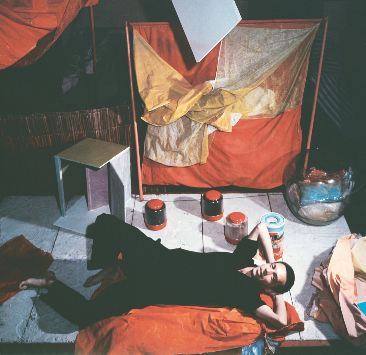 Hélio Oiticica avec Bólides et Parangolés dans son atelier rue Engenheiro Alfredo Duarte, Rio de Janeiro, ca. 1965. Photo : © Projeto Hélio Oiticica