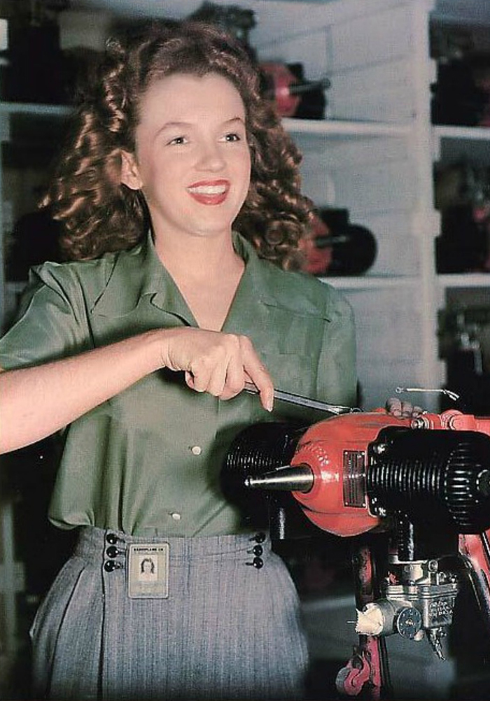 Norma Jeane Dougherty, photographiée par David Conover (version colorisée) publiée dans Yank, the Army Weekly, le magazine des Forces armées des États-Unis, 26 juin 1945.