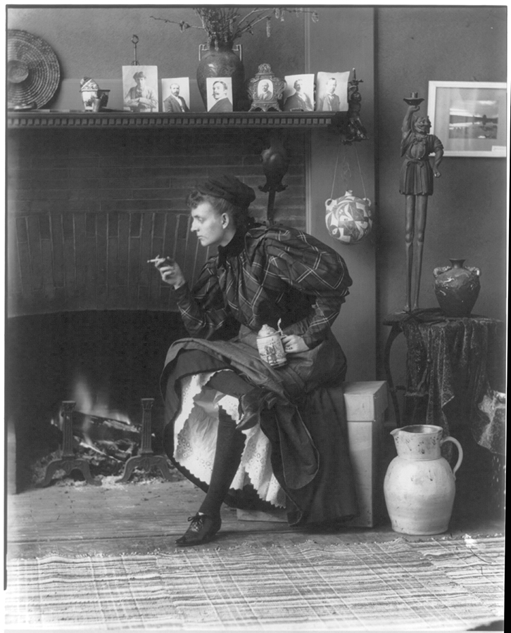 Frances Benjamin Johnston, portrait en pied dans son studio, Washington D.C. ©Library of Congress, USA.