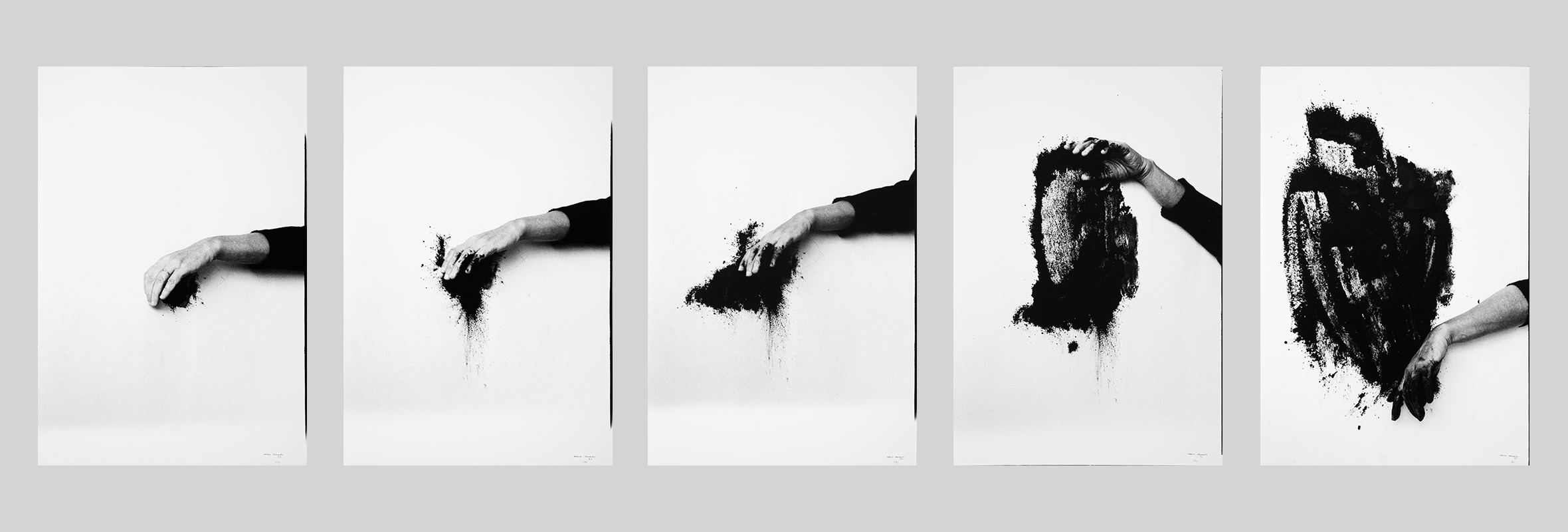 Helena Almeida, “Saída negra” [Sortie noire], 1995. Photographie noir et blanc (5 éléments), 71 × 48 cm (chaque), Coll. Norlinda and José Lima. Photo Aníbal Lemos, courtesy Núcleo de Arte da Oliva Creative Factory, S. João da Madeira