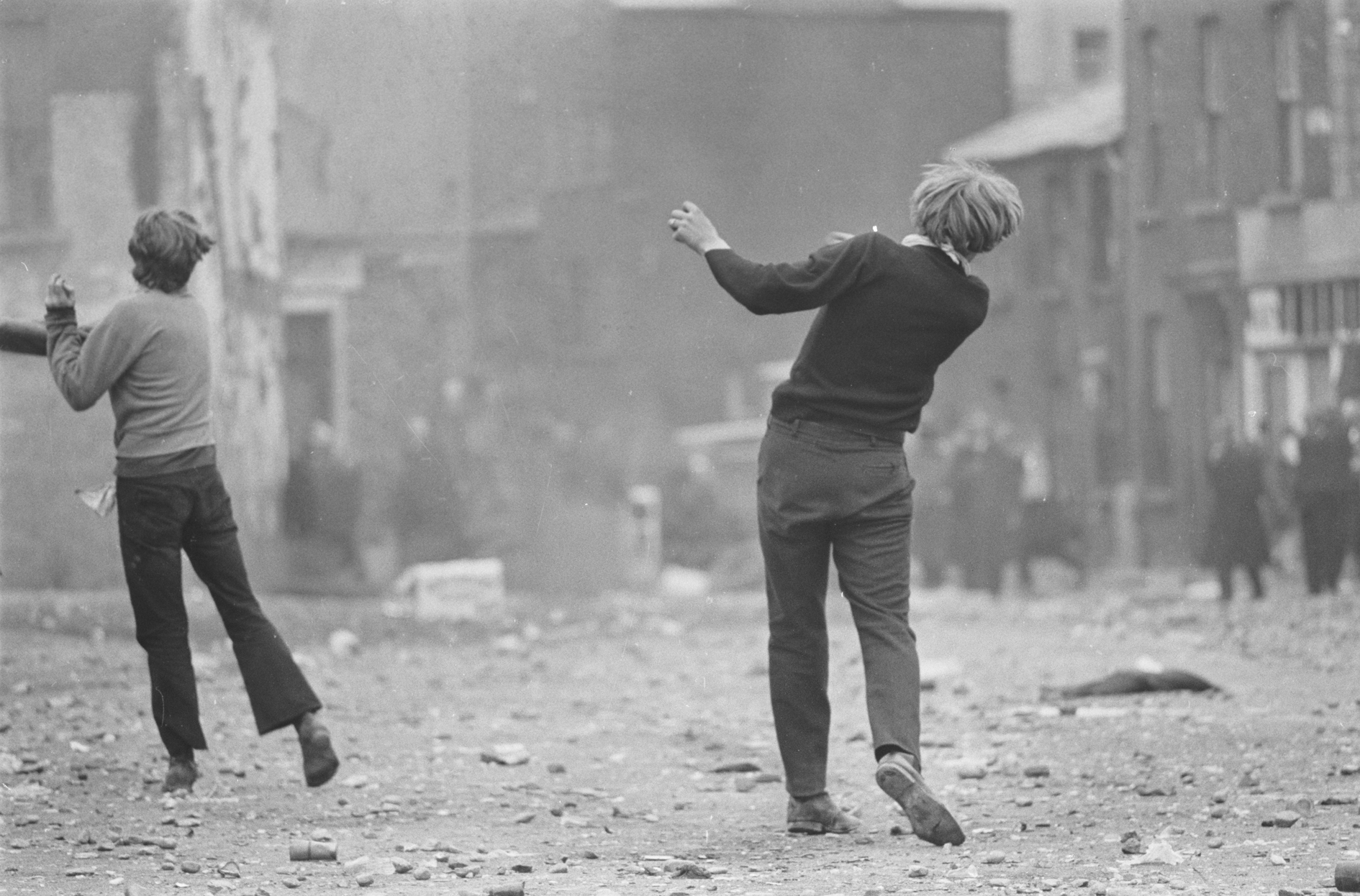 Gilles CARON, Manifestations anticatholiques à Londonderry, 1969 © Gilles Caron / Fondation Gilles Caron / Gamma Rapho