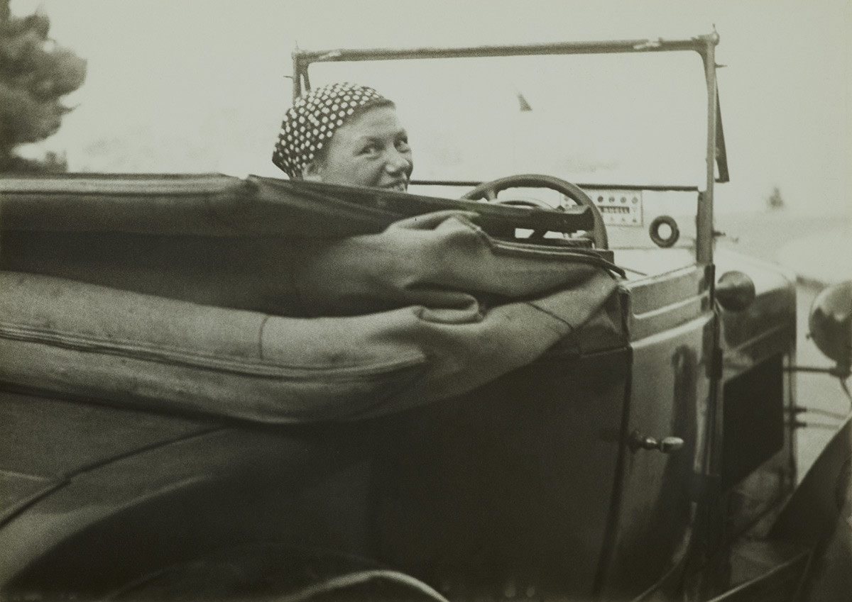 Germaine Krull dans sa voiture, Monte-Carlo, 1937. Photographie anonyme
