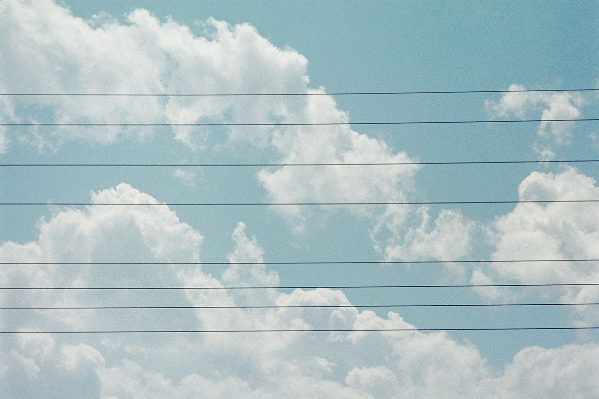 Luigi Ghirri ; Vedute ; ciel ; sky ; electric ; wires ; Corse ; vacances